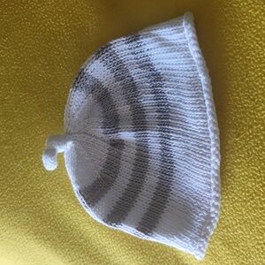 O8  New Hand knit baby hat White + Tan by Grand Mothers Incorporated XOXOXO